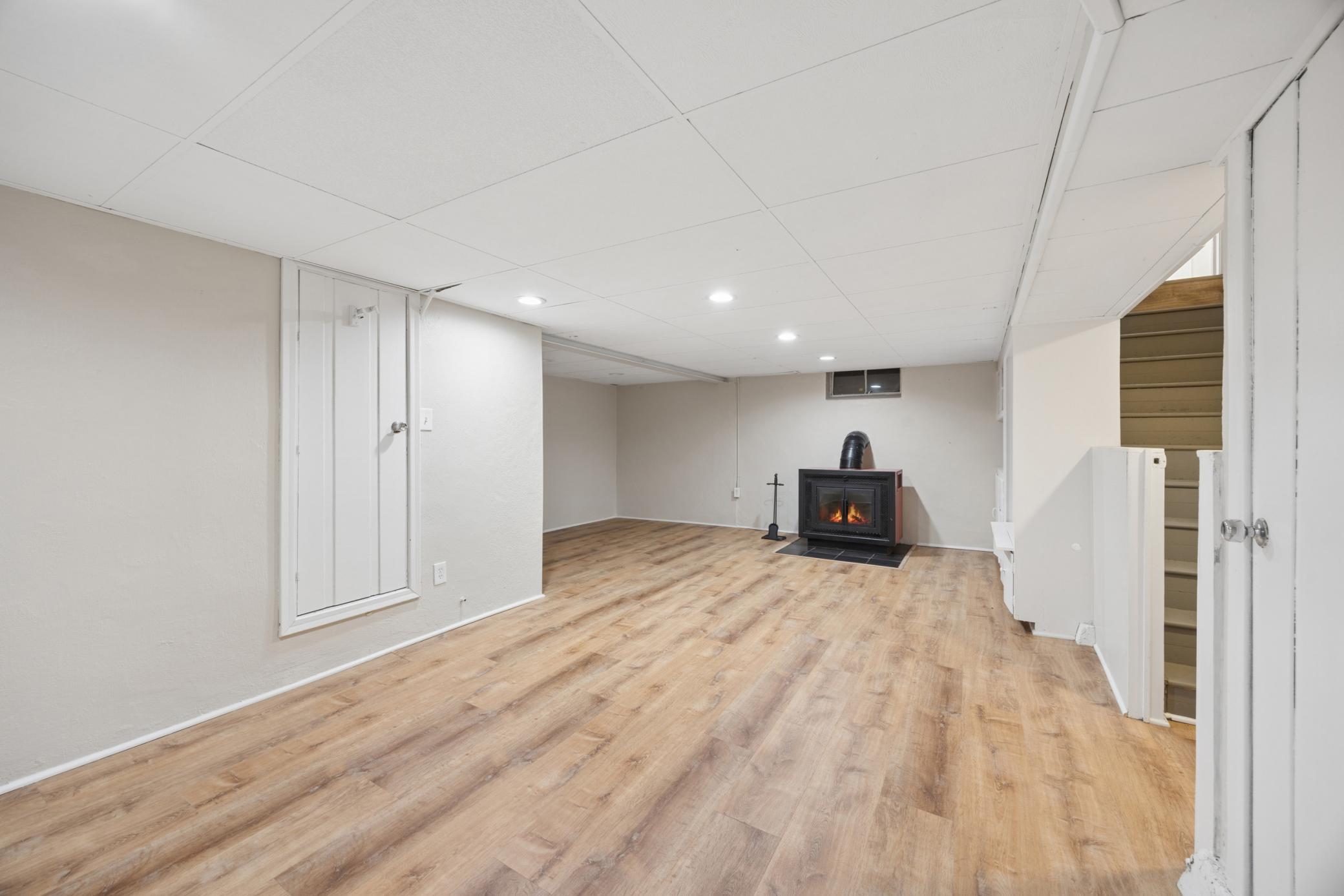 FR LL is a great place for movies, gaming winter & summer. Measures apx 22 x 10 plus extra space to the left of the stove of 11 x 6