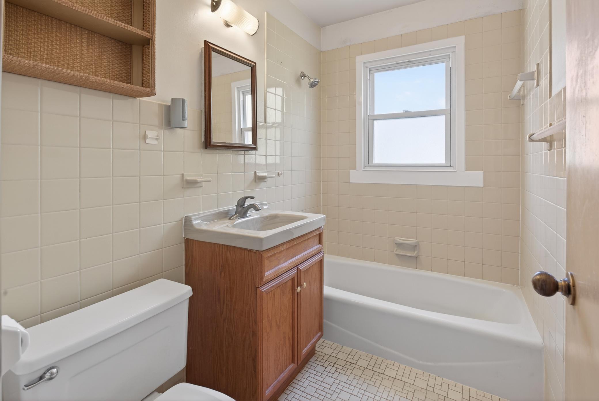 Main level: bathroom