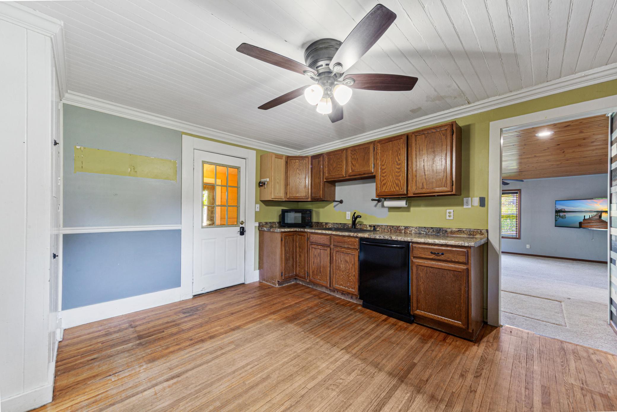 18 kitchen.jpg