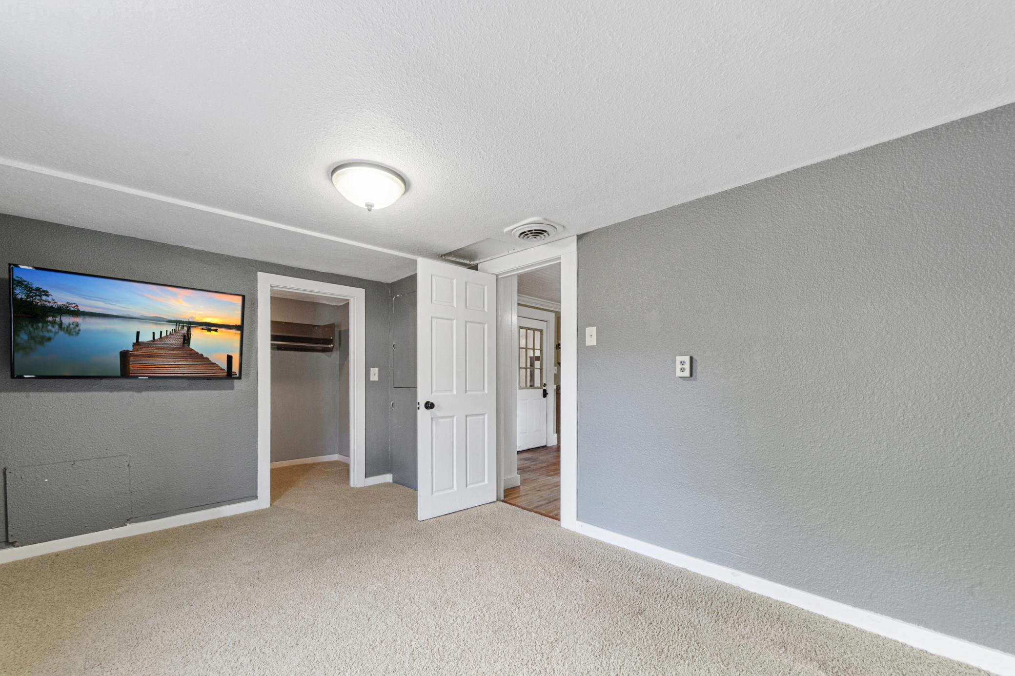 20 main bedroom.jpg