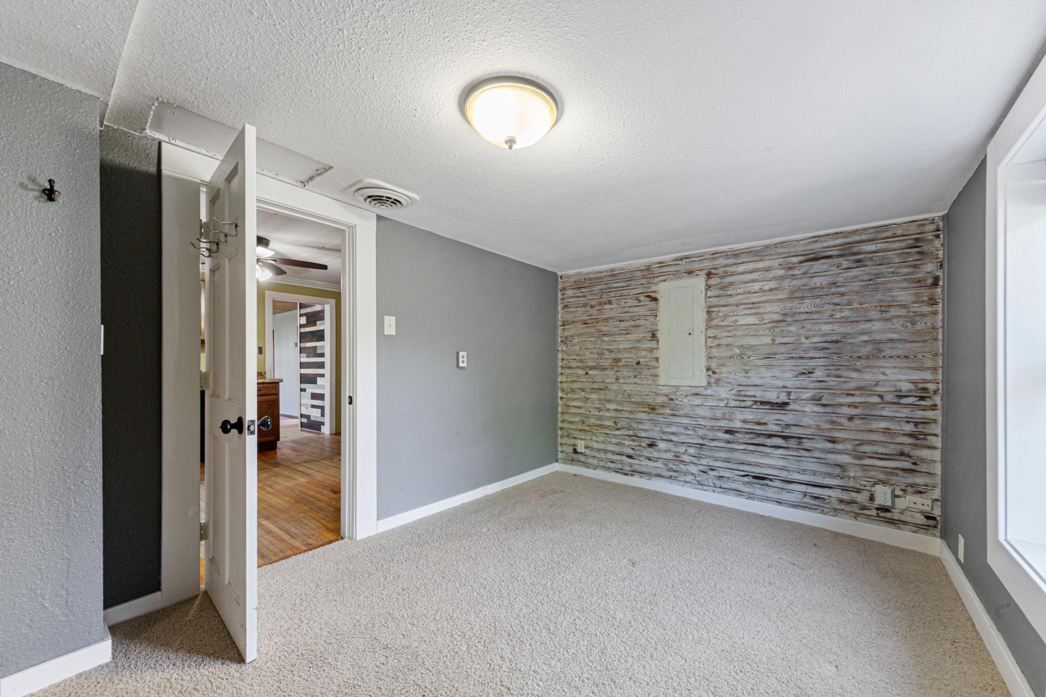 21 main bedroom.jpg