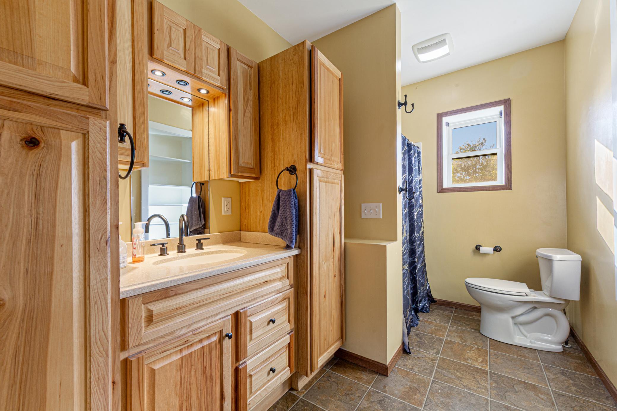 28 bathroom.jpg