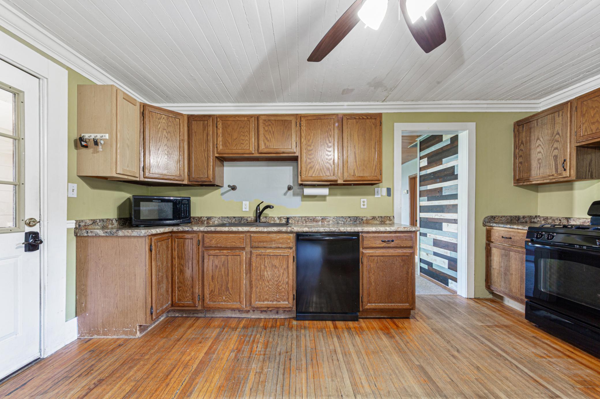 15 kitchen.jpg