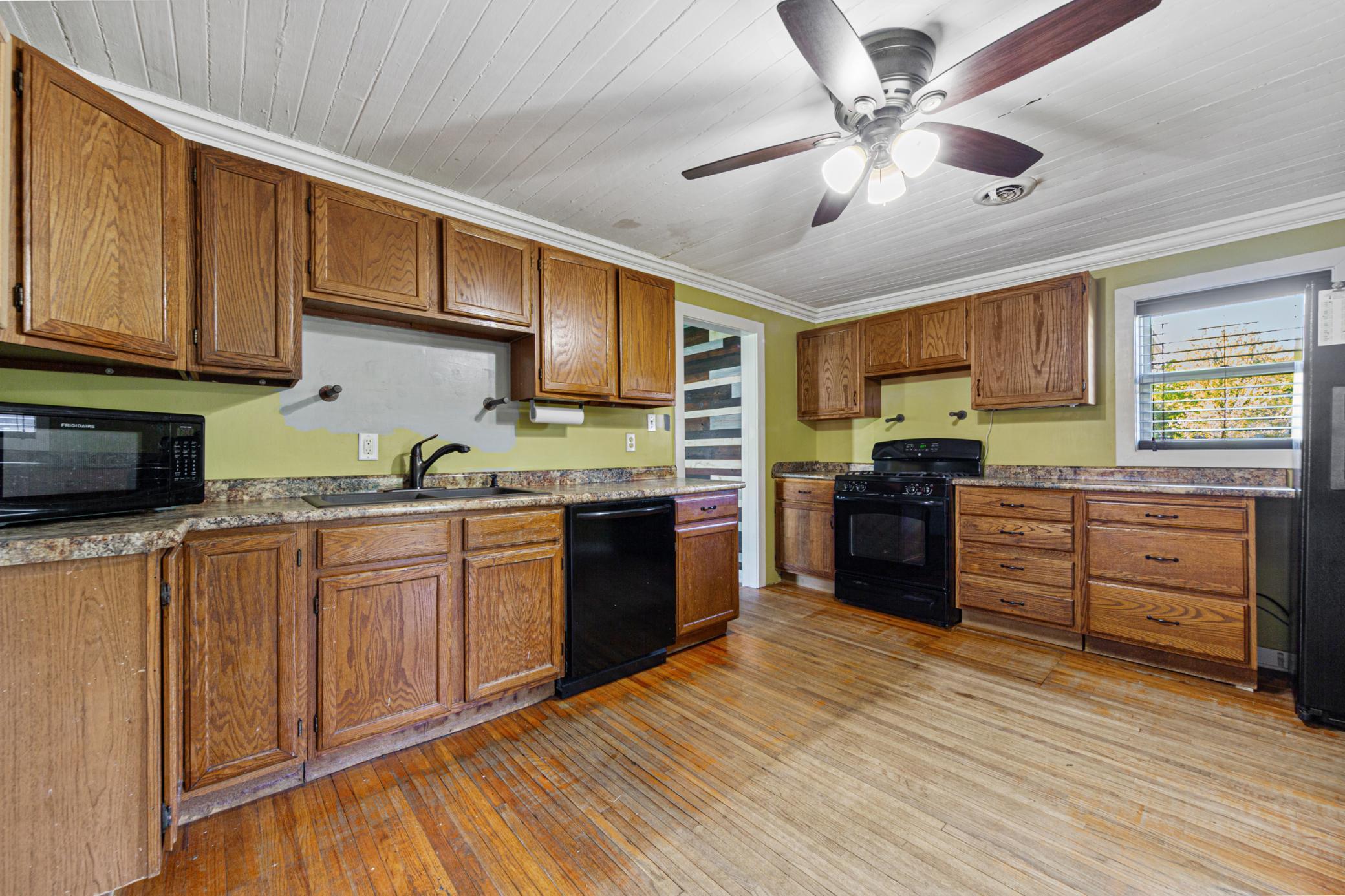 14 kitchen.jpg