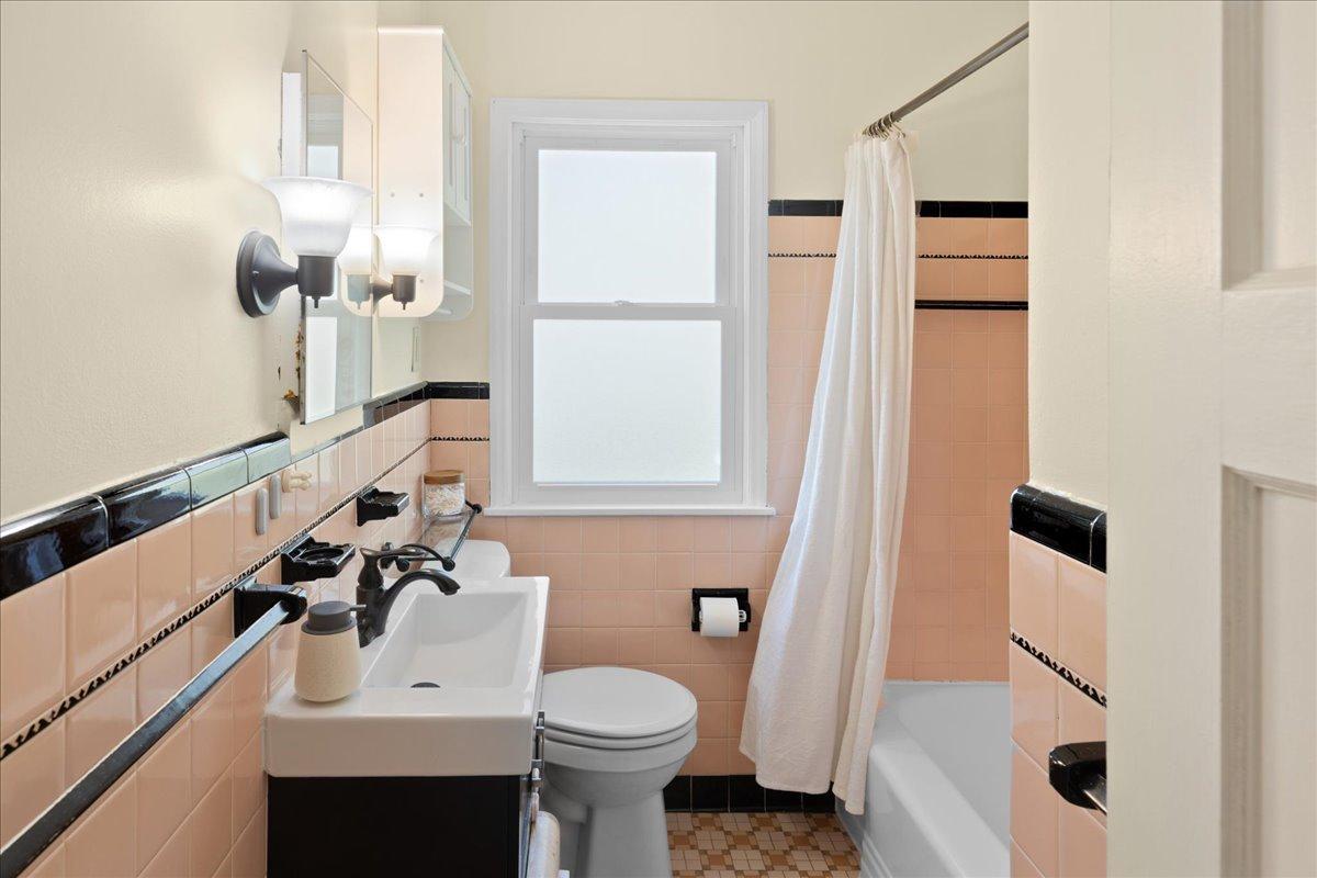 upper level full bathroom