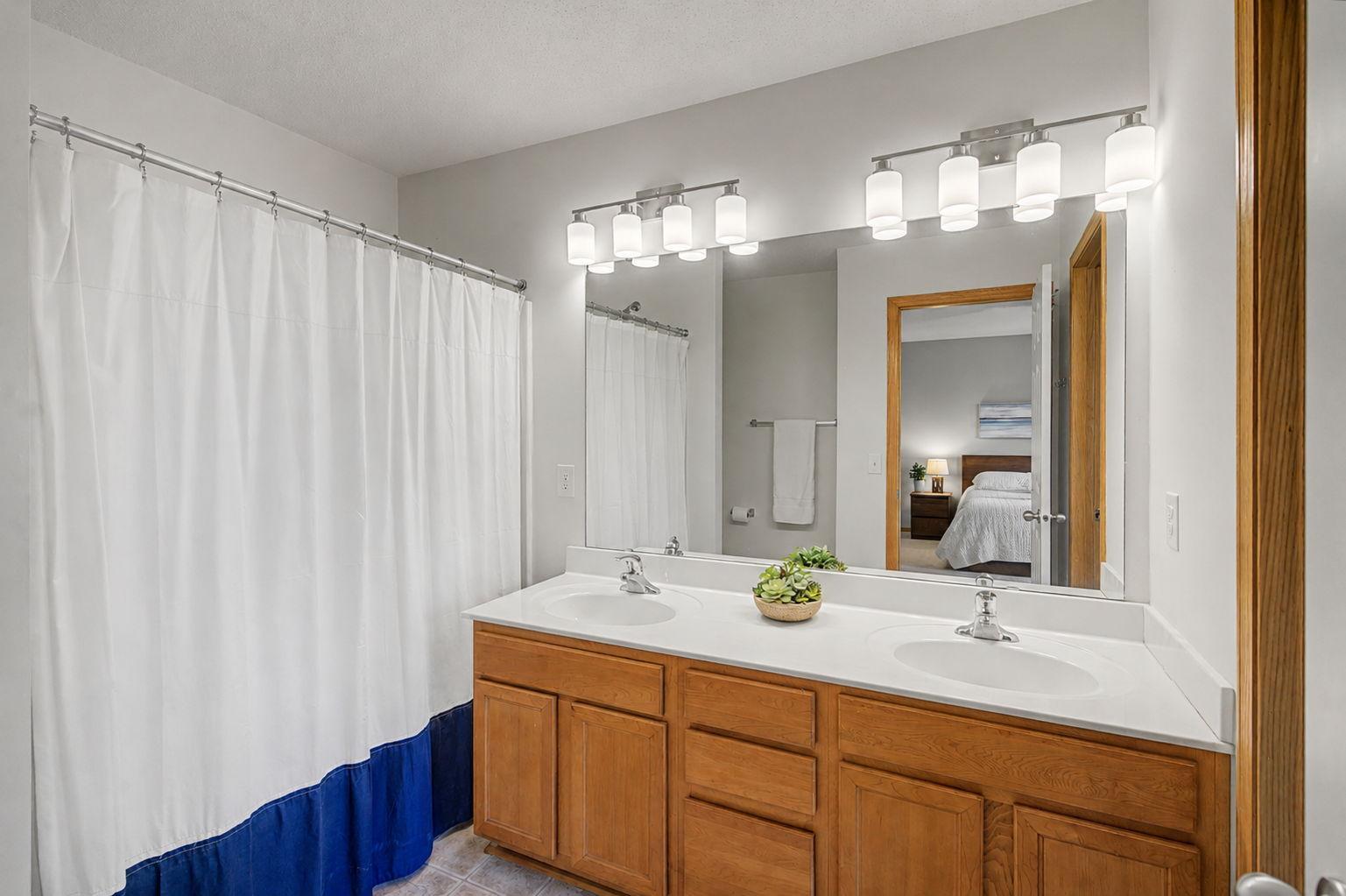 Primary suite full bath with walk in closet