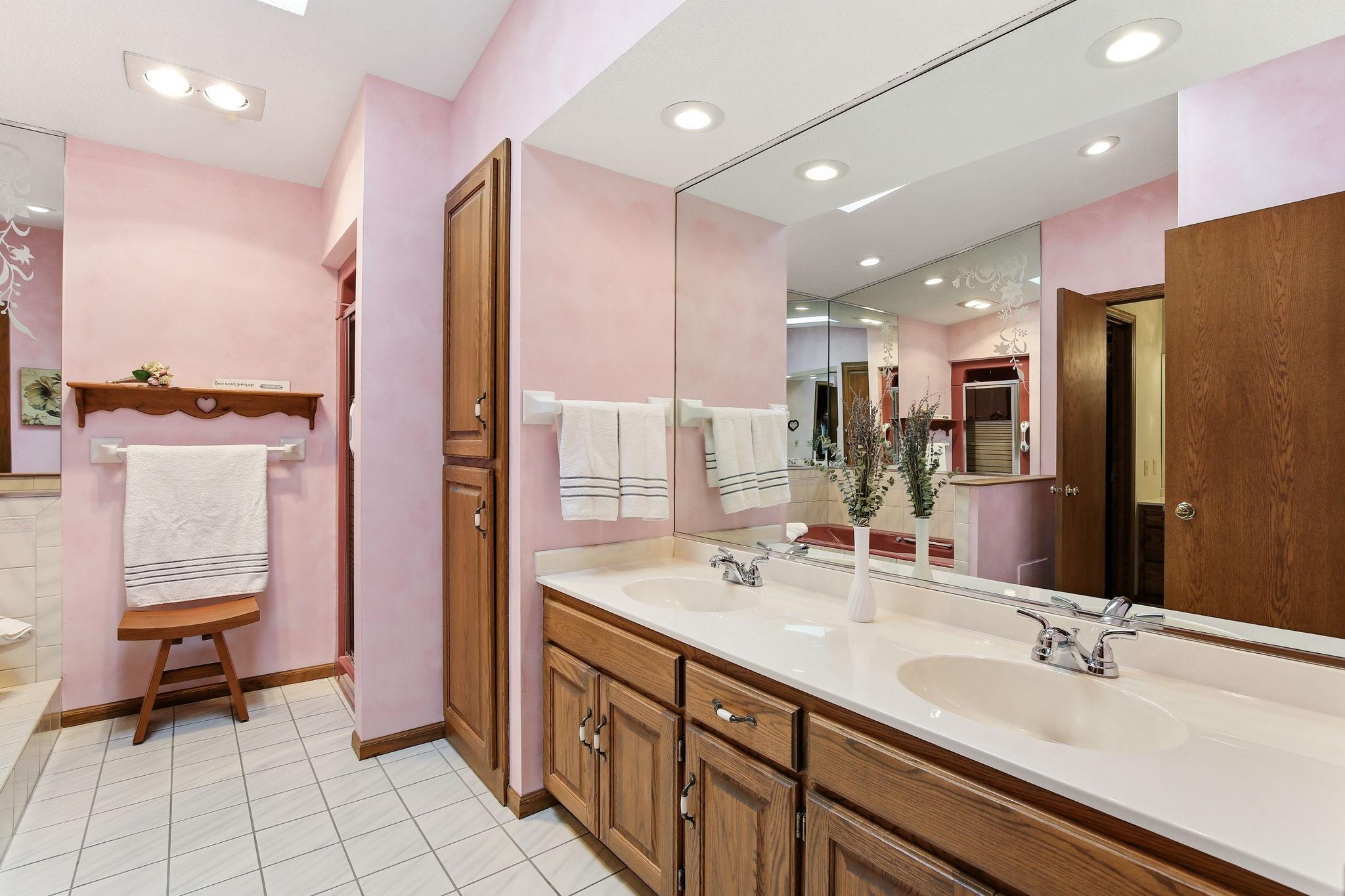 Primary bath double sinks, jetted tub and shower