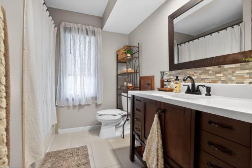 13_7335_Clayton_Ave_E_Inver_Grove_Heights_MN_55076_USA-Bathroom-DSC08022.jpg