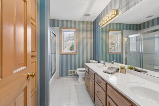 1001 Walden Court, Burnsville, MN 55337