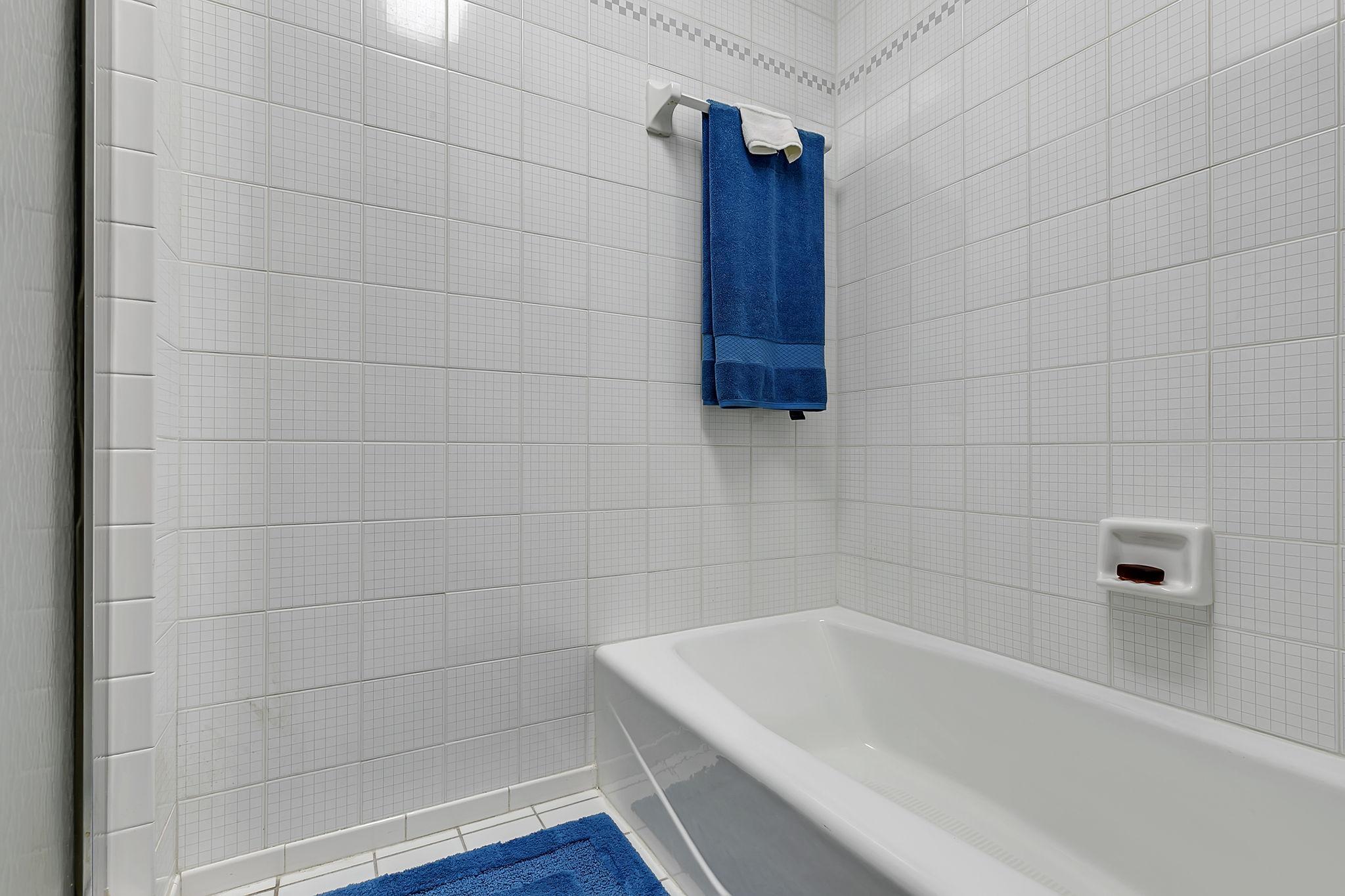 Full clean bathroom.