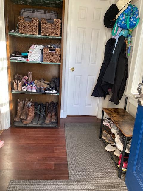 Entry with 1/2 bath