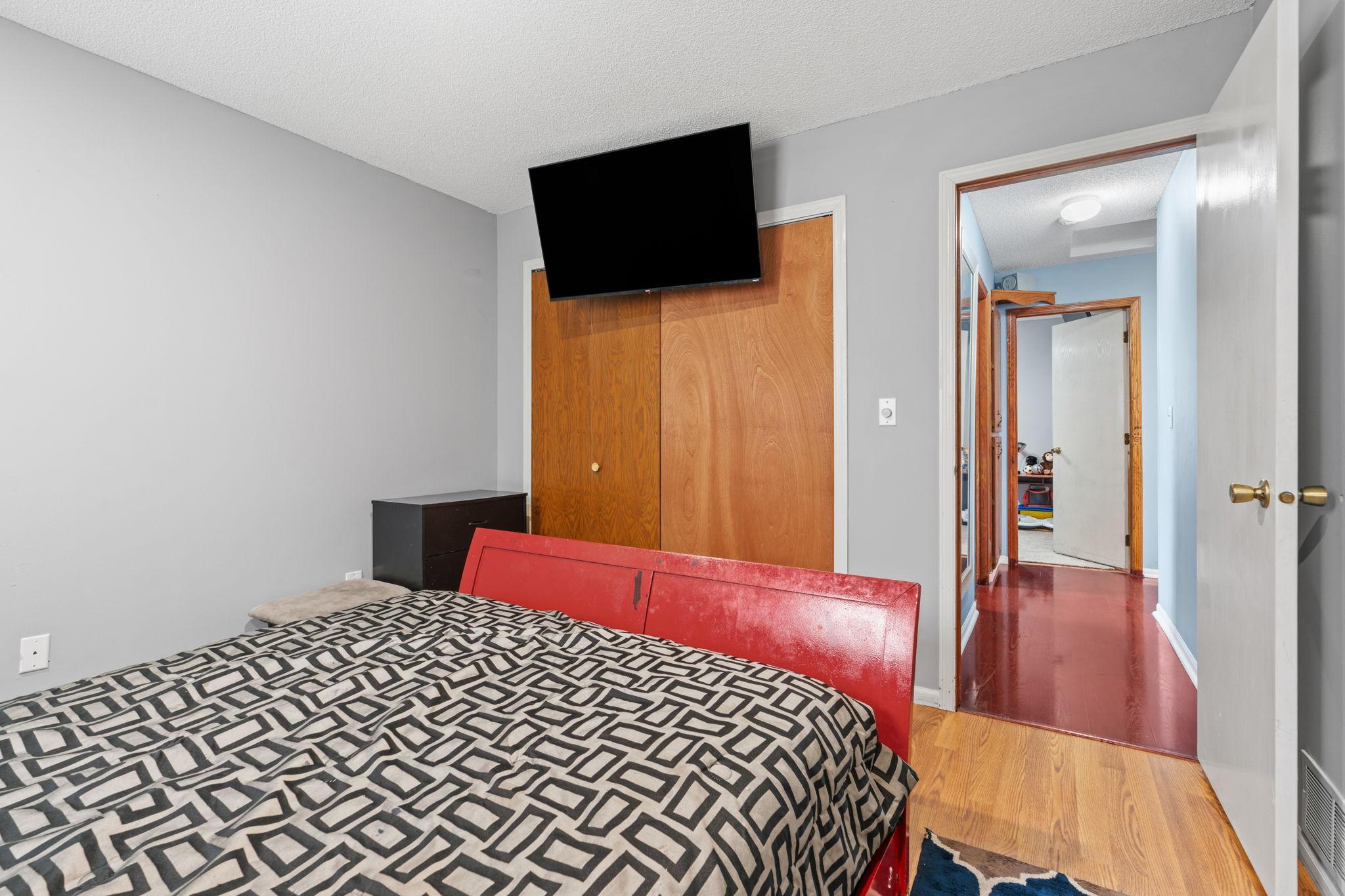 23-web-or-mls-811 Page St SW-23.jpg
