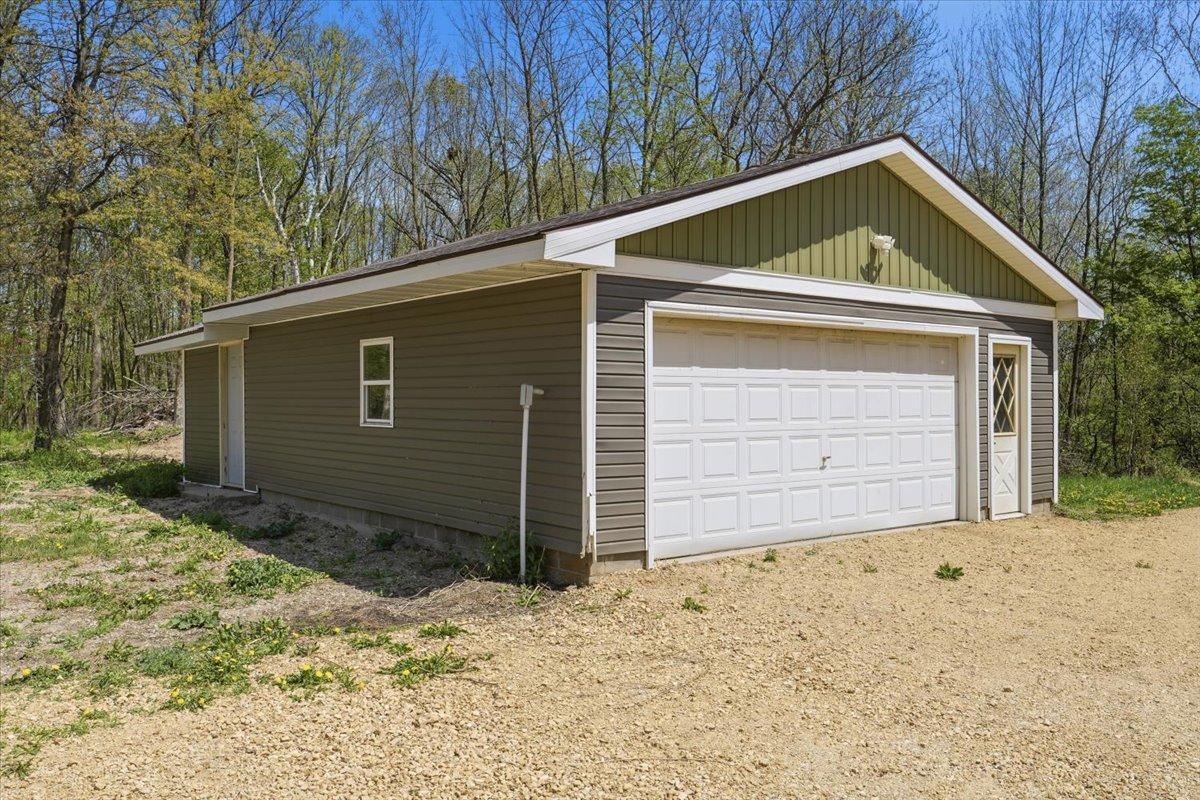 13-Detached Garage.jpg