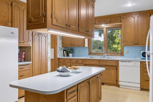 Kitchen window with view of the lake - 0010.jpg