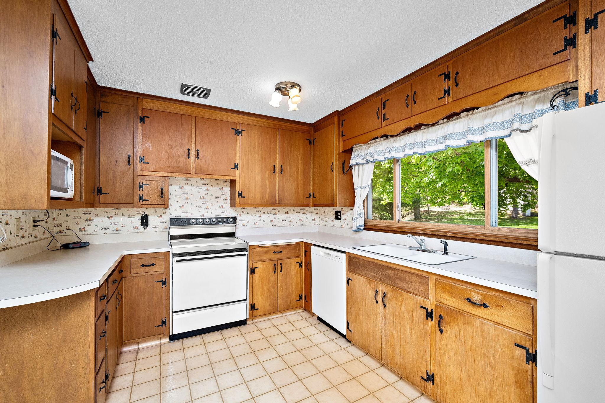9-web-or-mls-1125-oakview-ln-n.jpg