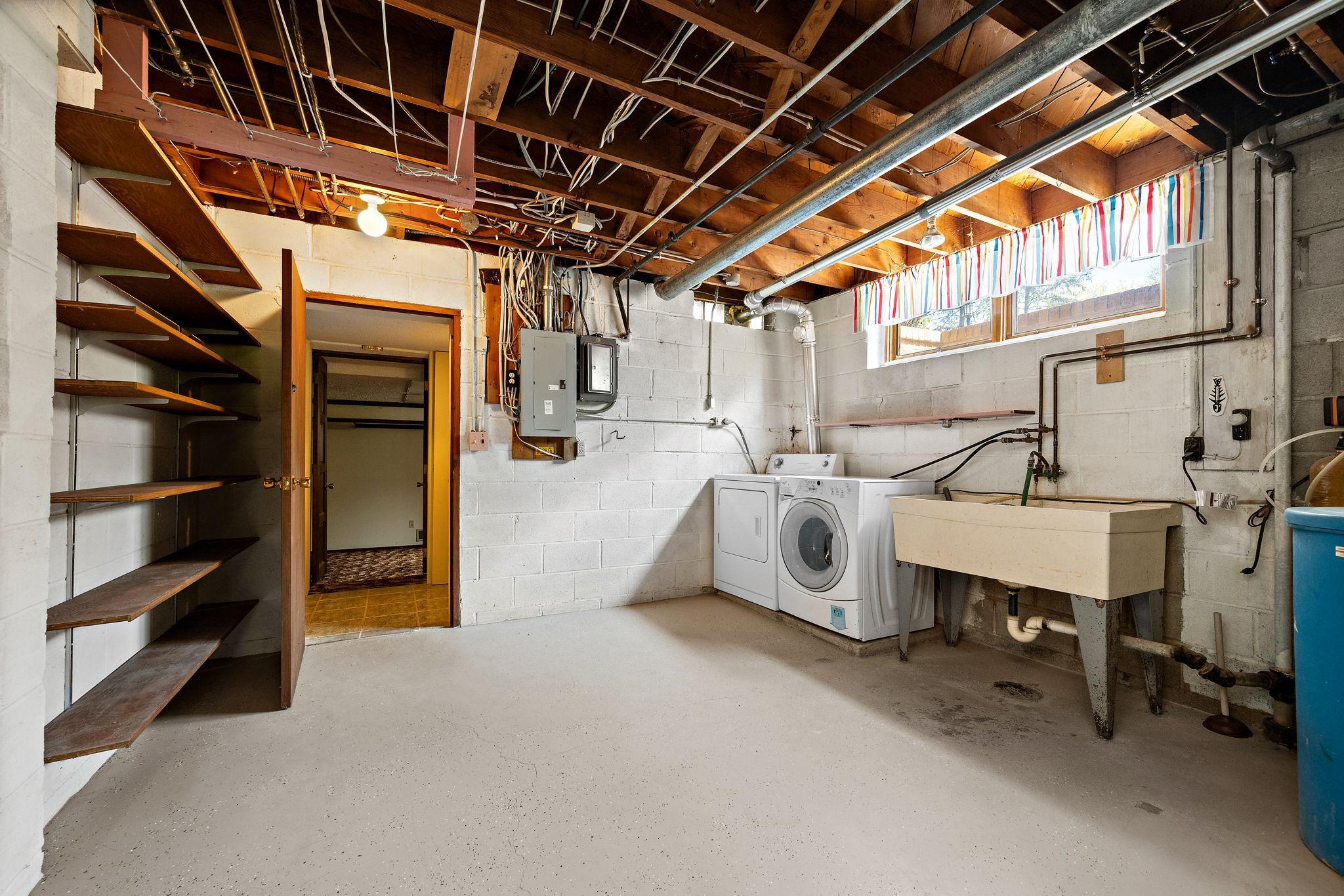 29-web-or-mls-1125-oakview-ln-n.jpg