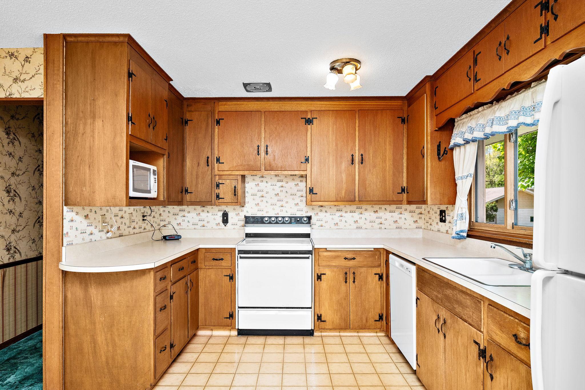 8-web-or-mls-1125-oakview-ln-n.jpg