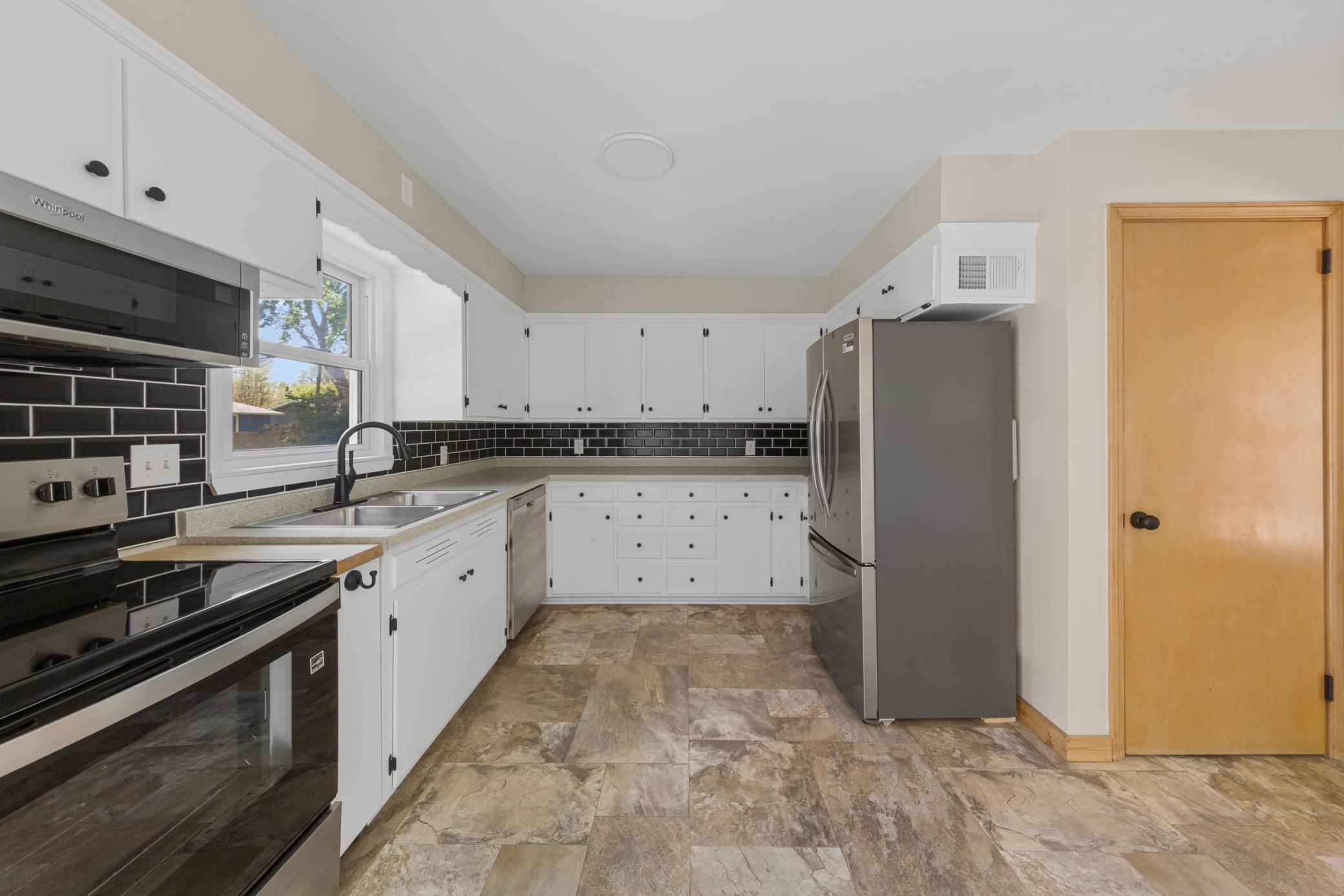 23_17 kitchen.jpg