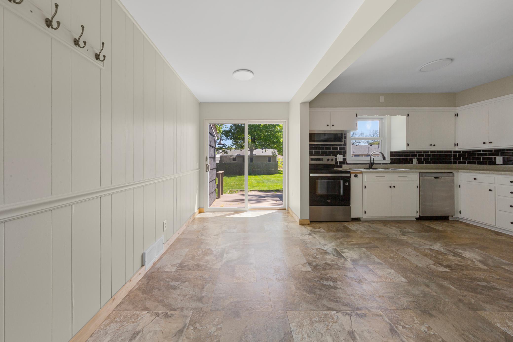 21_15 breakfast nook.jpg