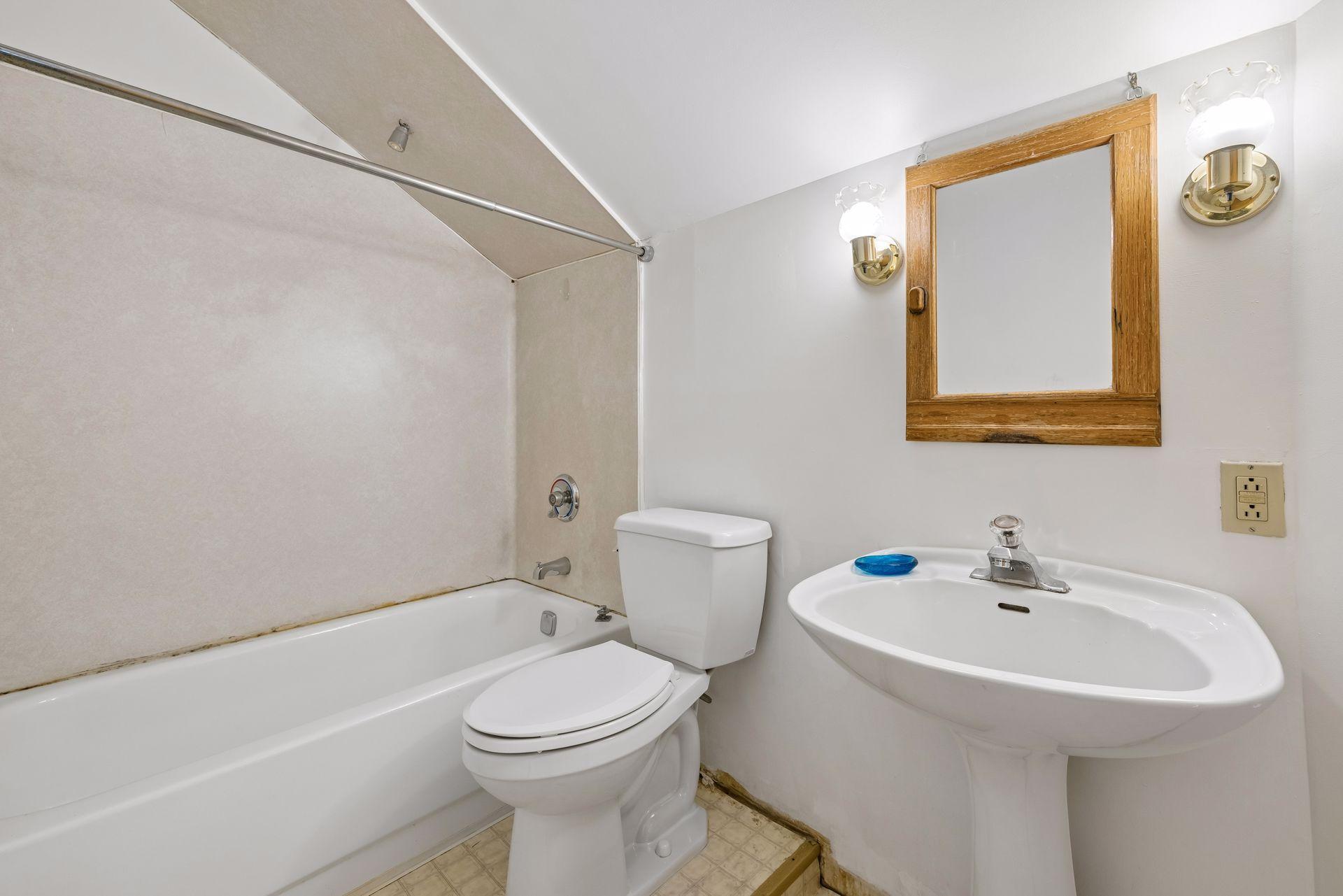 Upstairs full bath