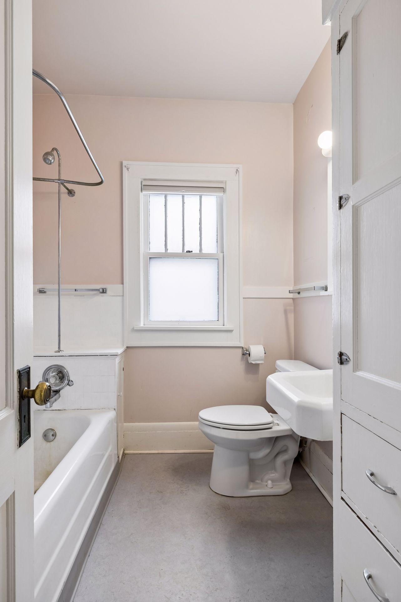 Main floor full bath