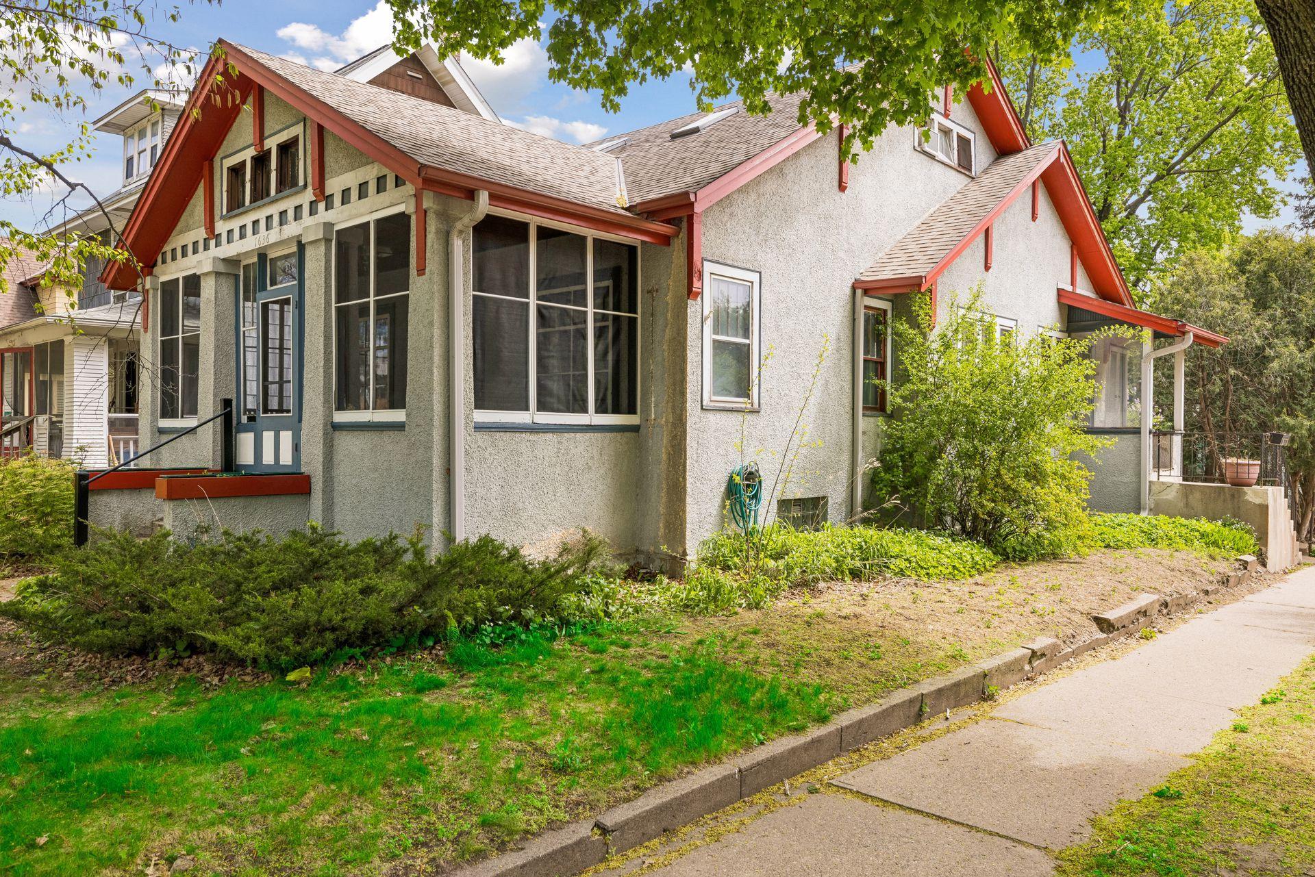 House sits on a corner lot