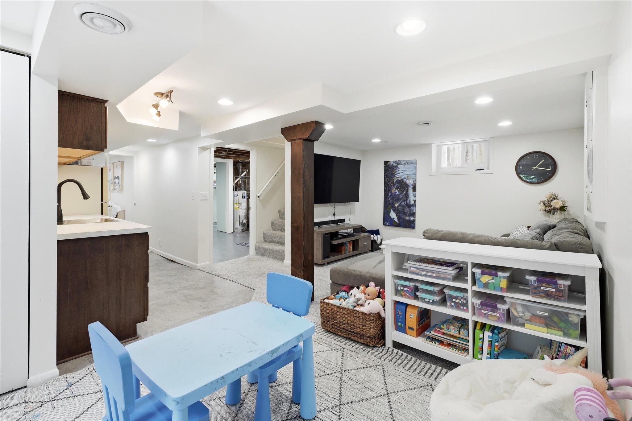 Very Open, Neutral decor