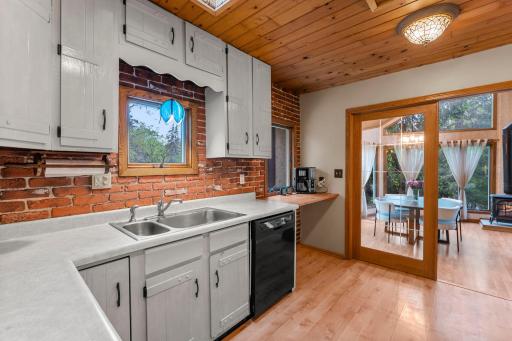 Cozy kitchen nestled between the dining and family rooms