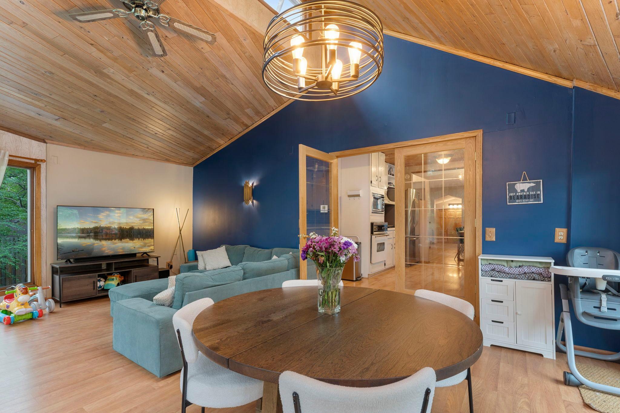 Large family room adjecent to the kitchen