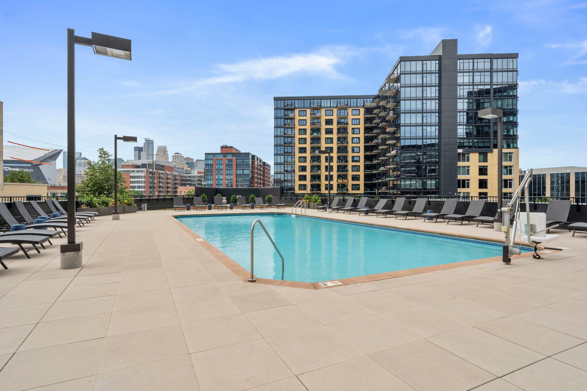 Pool & Jacuzzi Deck
