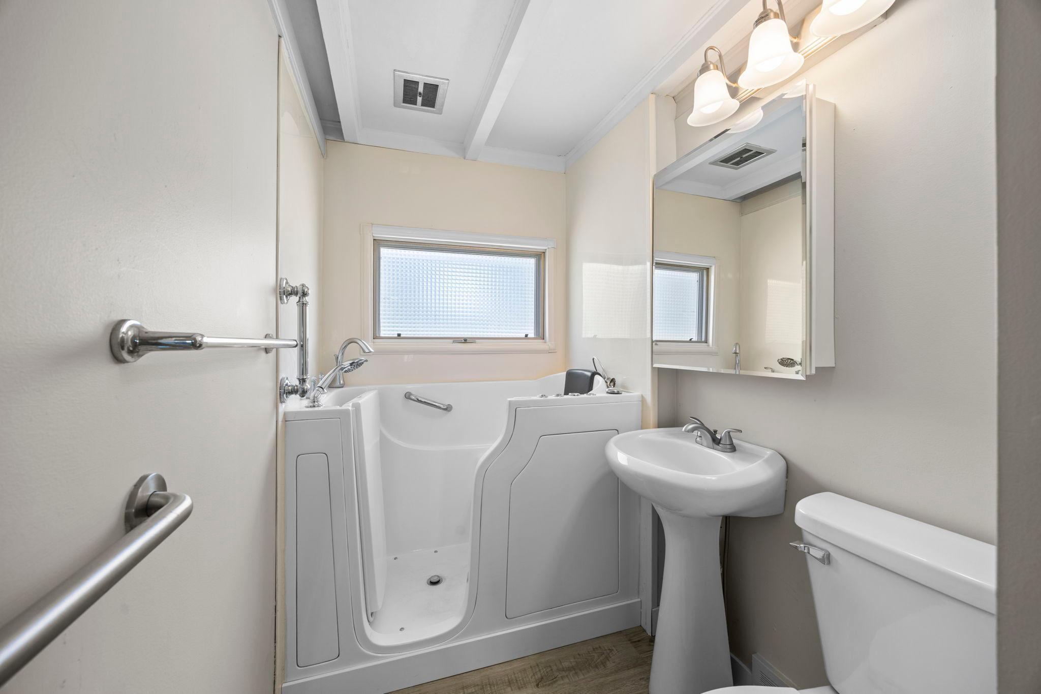 27-web-or-mls-302 Wisconsin Ave N-44.jpg