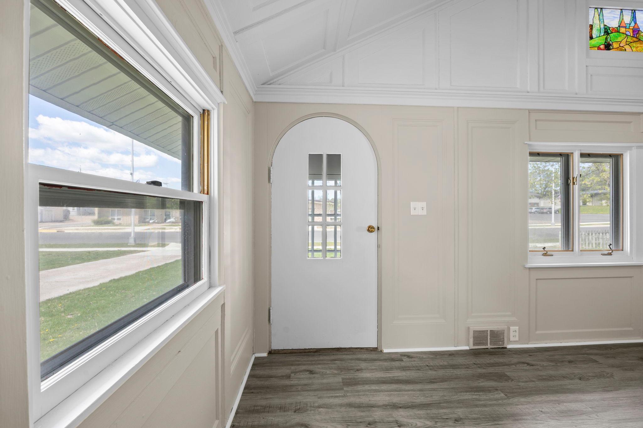 18-web-or-mls-302 Wisconsin Ave N-5.jpg