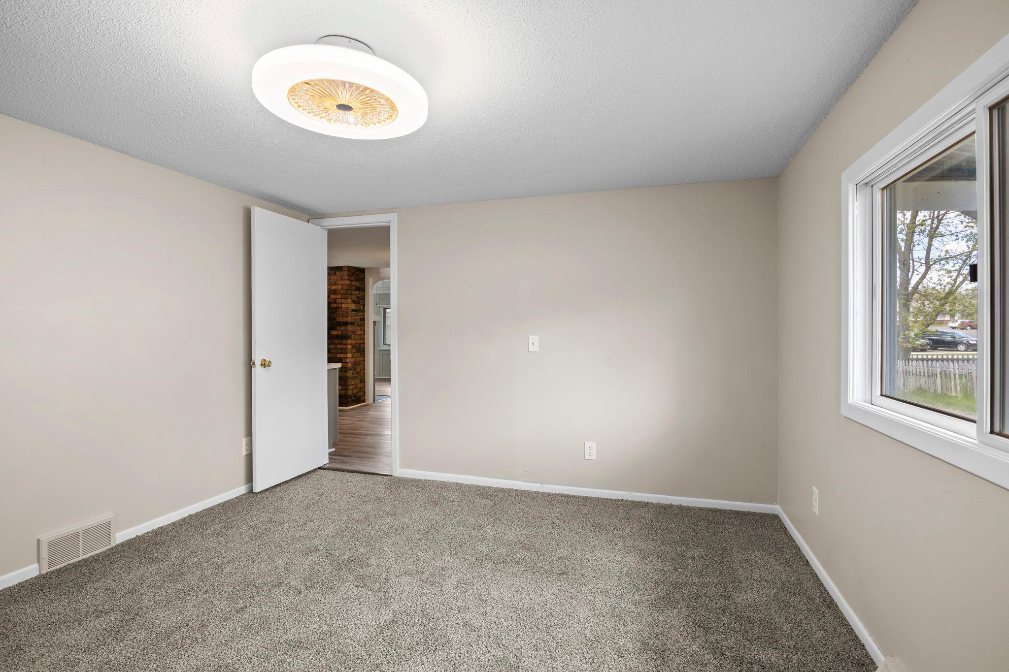 37-web-or-mls-302 Wisconsin Ave N-94.jpg
