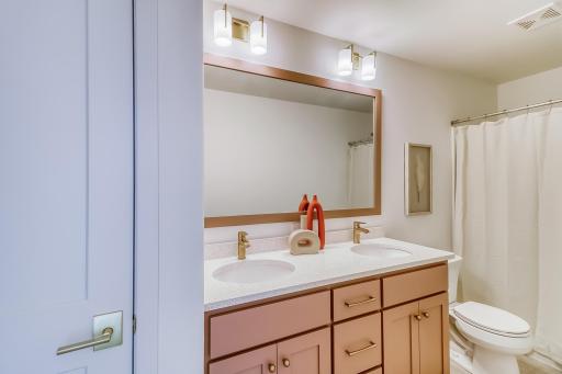 Master Bathroom1_0.jpg