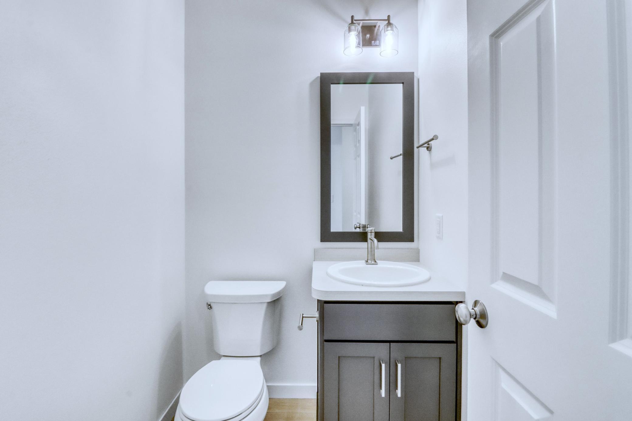 Half_bath1_1.JPG