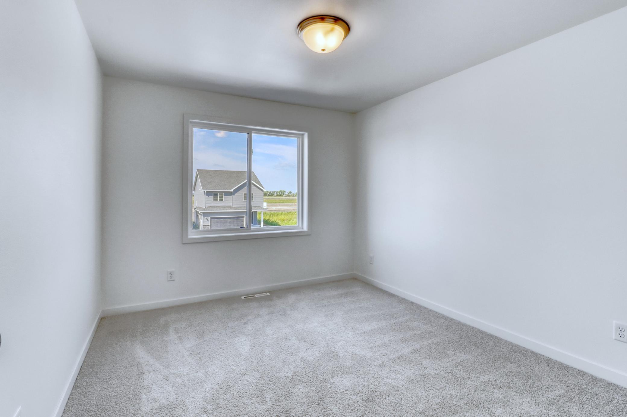Bedroom1_1.JPG