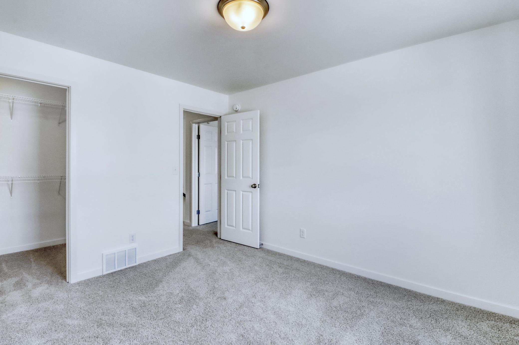Bedroom1_2.JPG