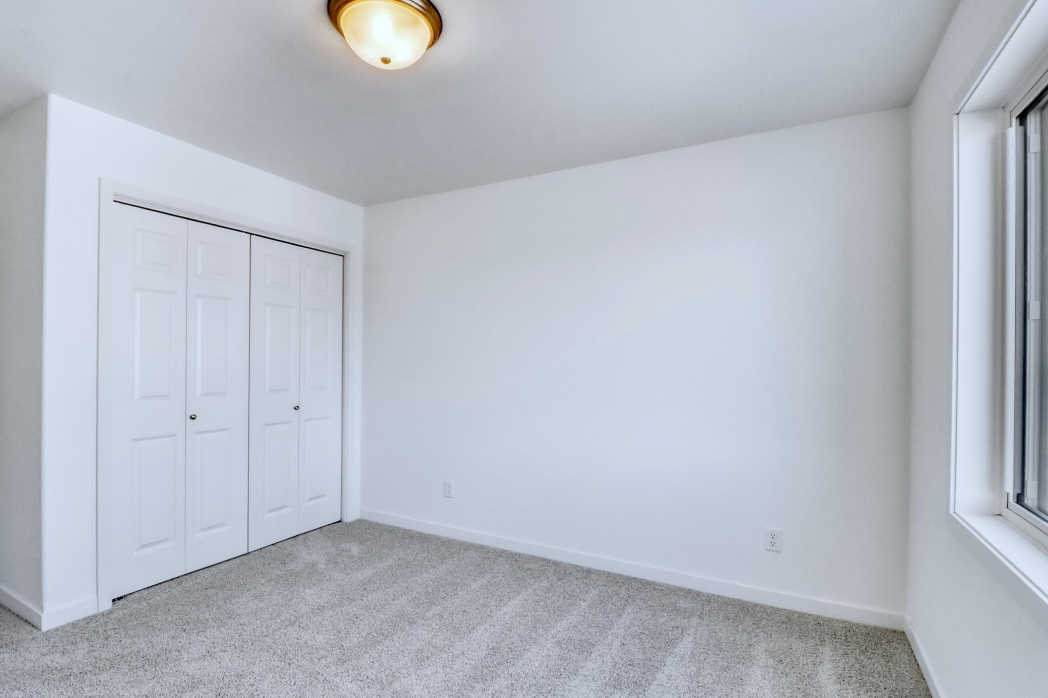 Bedroom2_1.JPG