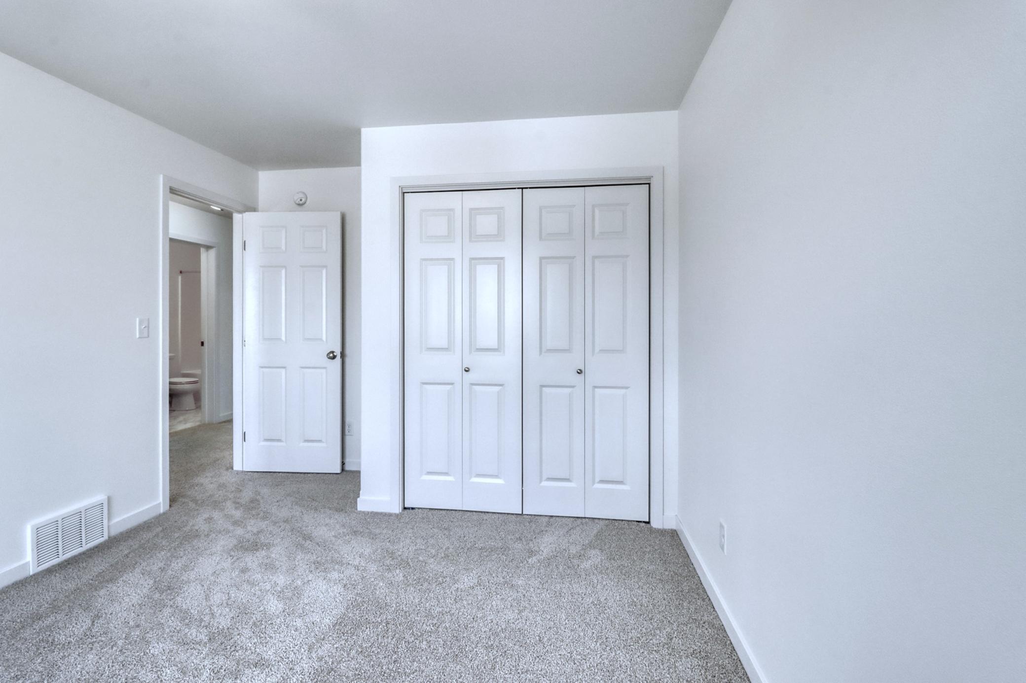 Bedroom2_2.JPG