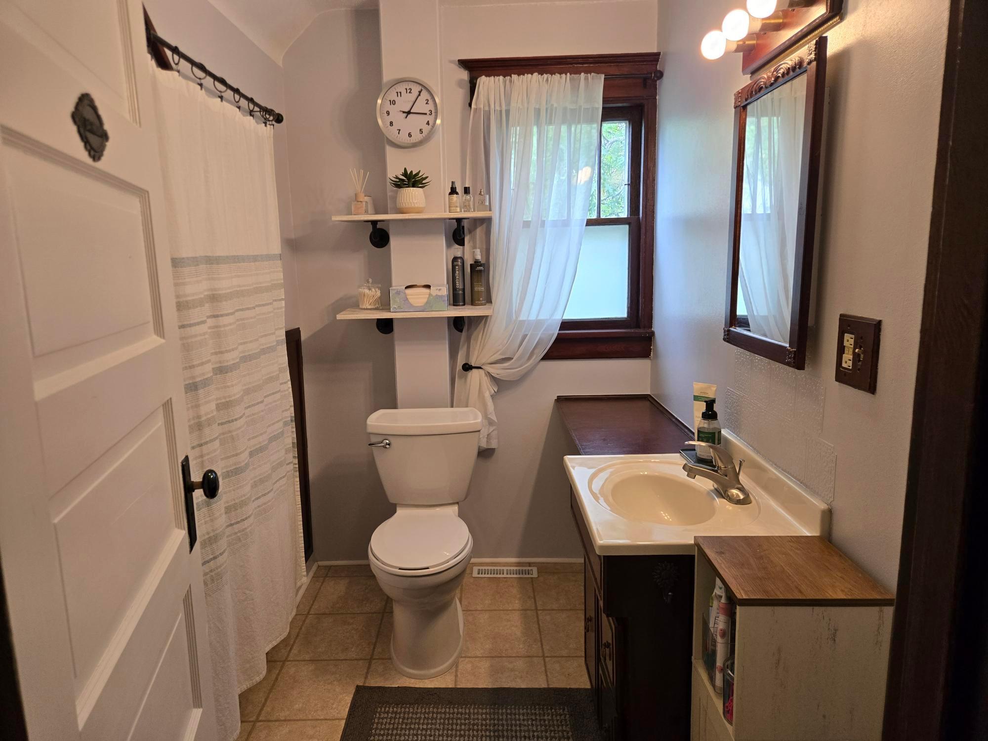 Upper level full bathroom near bedrooms