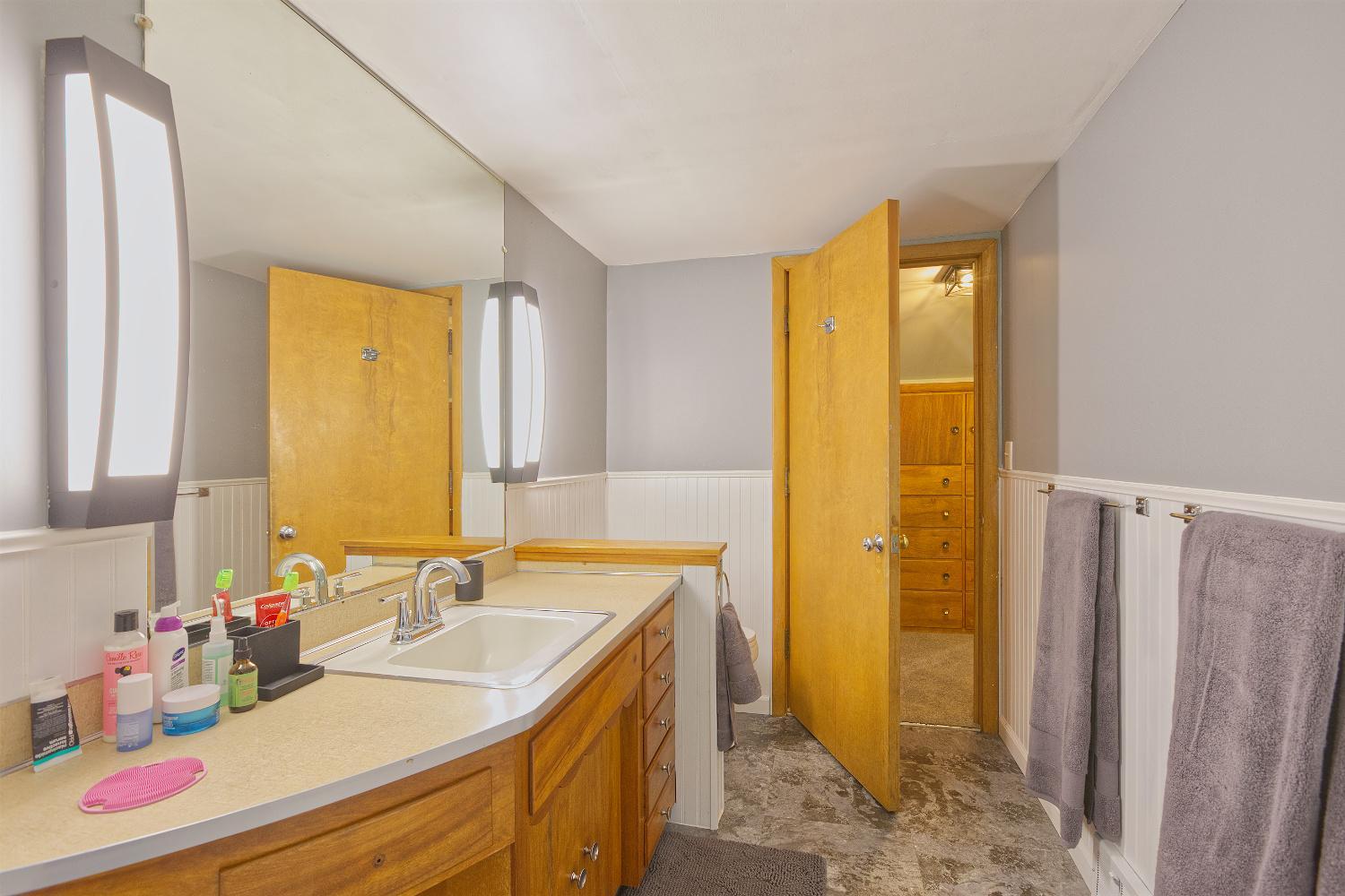 Upper level full bath