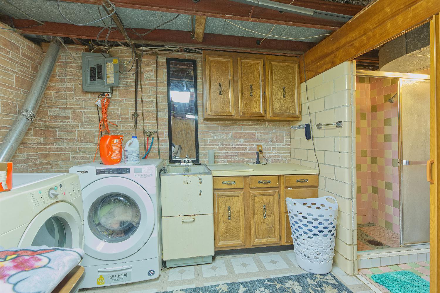 Laundry to 3/4 bath room