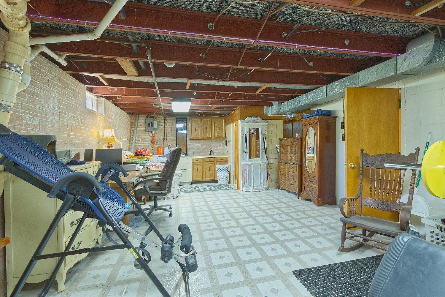 Rec room space/ laundry