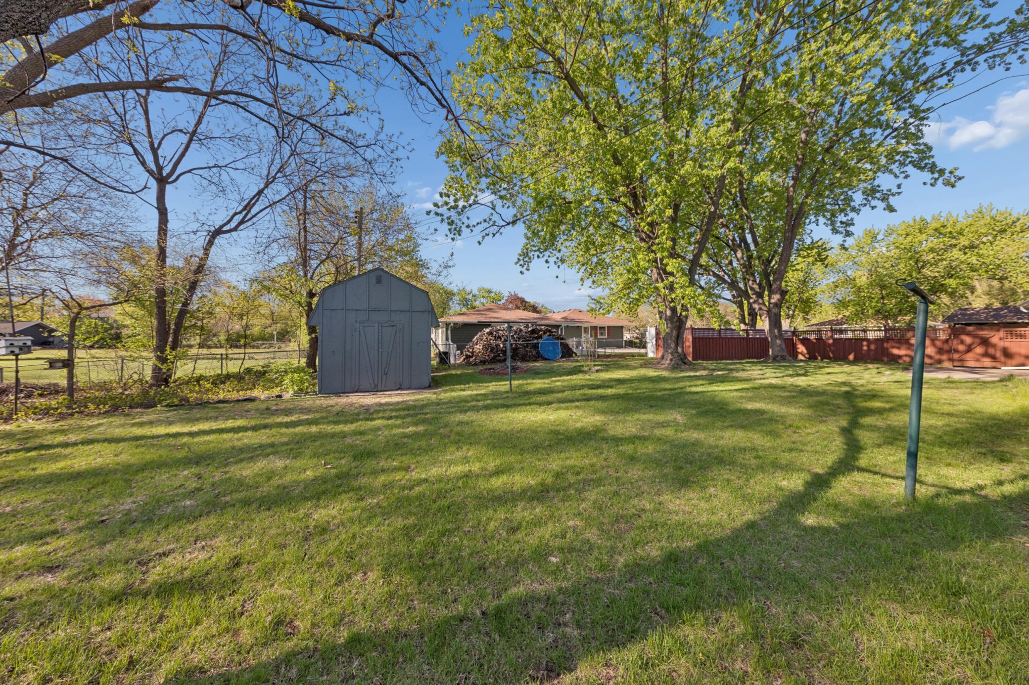 Shed 11 x 9.5 apx
