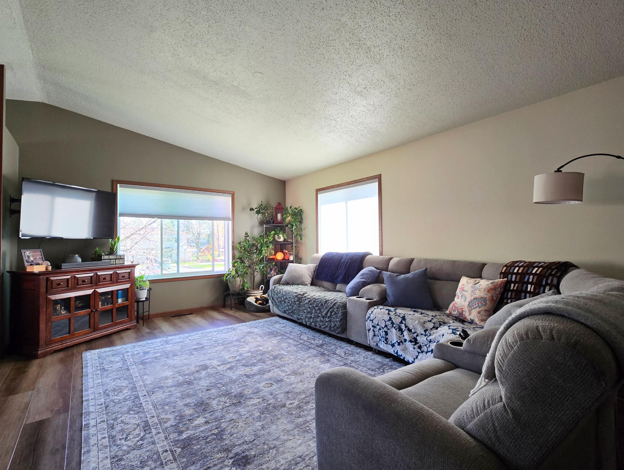 Features Vaulted Ceilings
