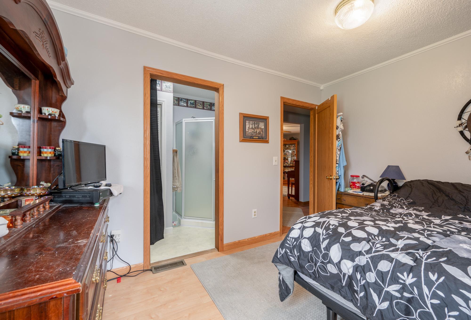 Bedroom w/ bath