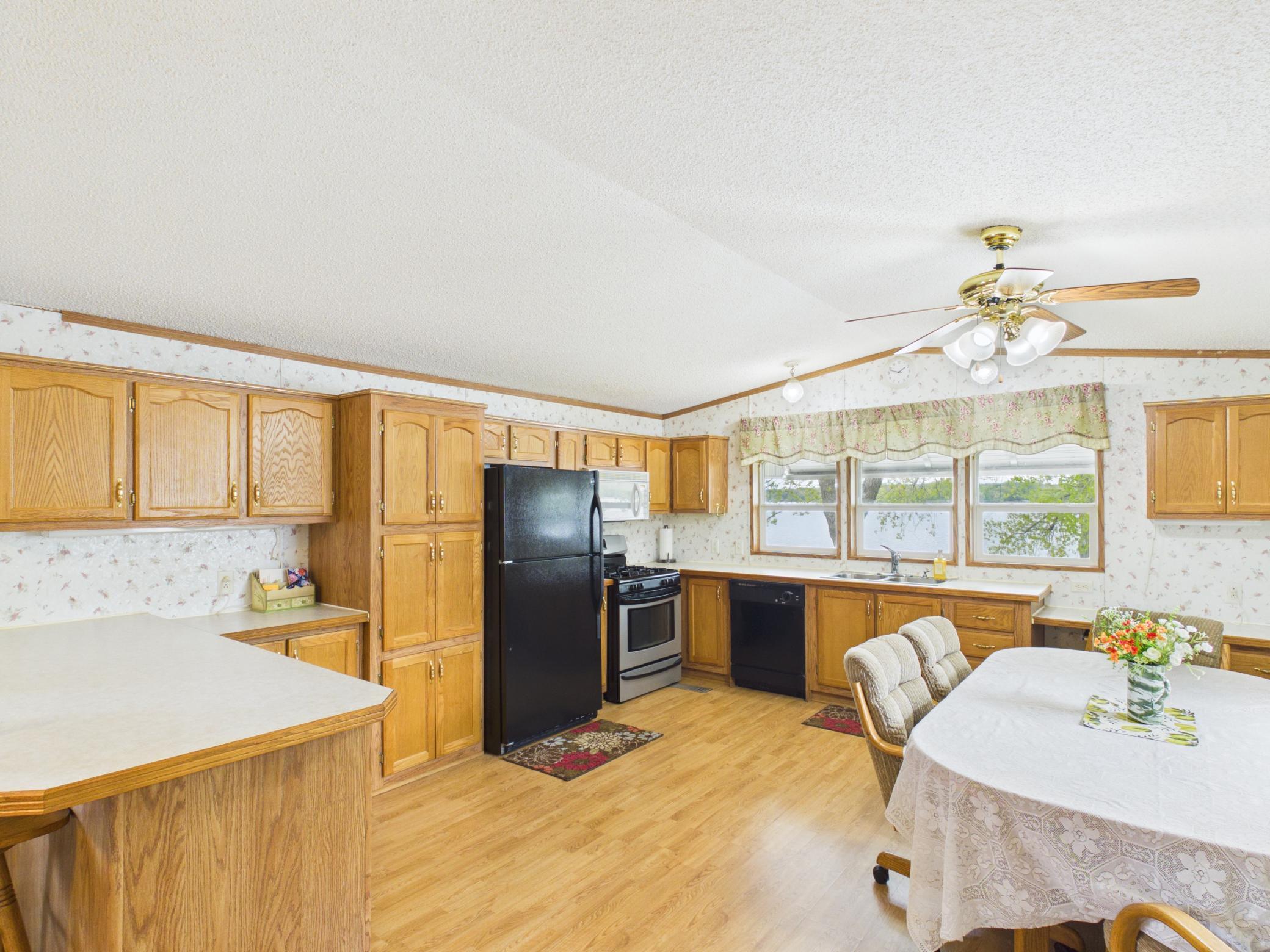 Kitchen 2.jpg