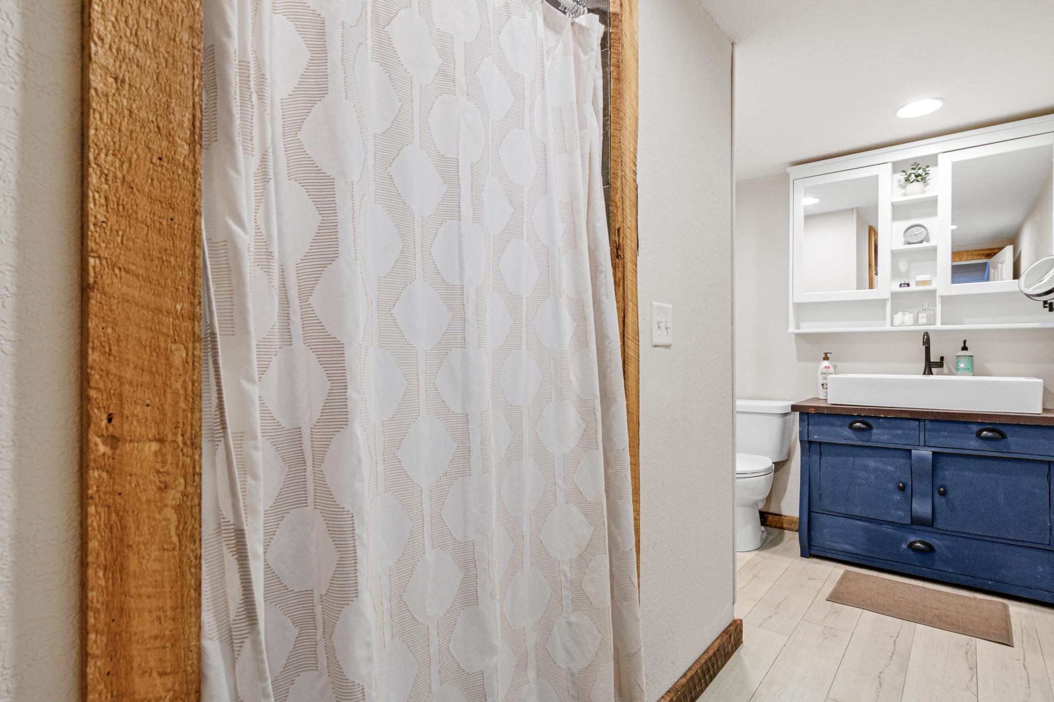 Additional storage and convenience in the en-suite bath