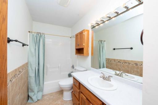 Crisp and clean full bathroom.