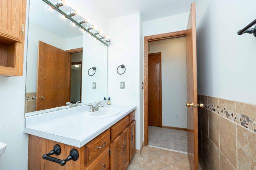 Neutral tiled flooring.